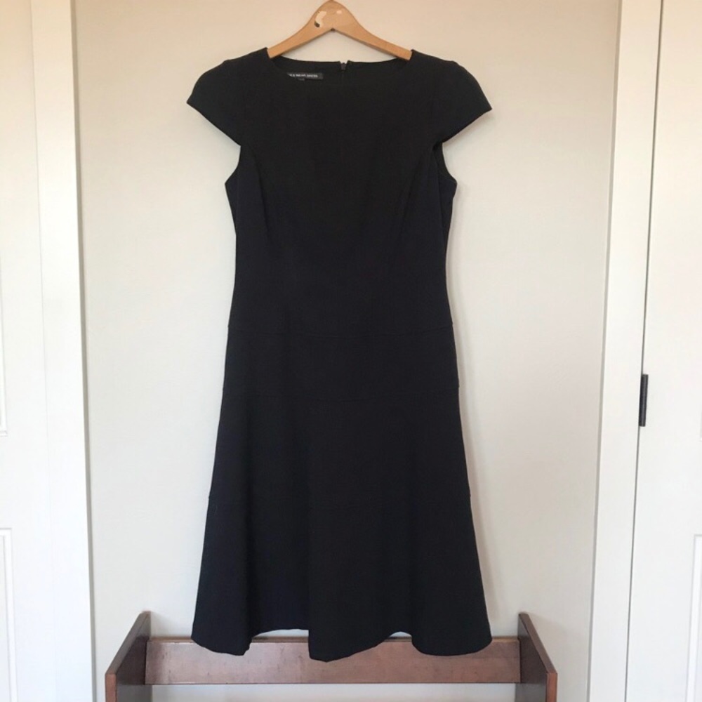 Jones Wear 🎩 Cap Sleeve Zipper Little Black Dress